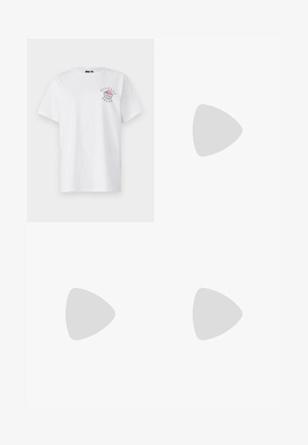 Witte katoenen t-shirt met een ronde hals, korte mouwen en een gedrukt ontwerp op de linkerborst met roze en grijze accenten.; Paarse joggingbroek met een elastische tailleband, zijzakken en een gouden grafisch ontwerp op het linkerpoot. Zacht materiaal met een losse pasvorm.; Witte lage sneaker met veters en klittenbandsluiting, voorzien van een dikke lichtbruine zool en subtiele zijstiksels.; Zwarte lakleren handtas met dubbele handvatten aan de bovenkant, afneembare schouderriem, ronde vorm en opvallend gegraveerd "PUMA" logo.