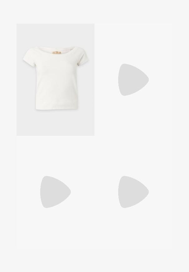 Witte cropped top met korte mouwen en brede halslijn, met zichtbaar Hollister-merkje aan de binnenkant van de kraag, plat neergelegd op een effen achtergrond.; Zwart-wit geruite tiered rok met smock tailleband. Heeft gerimpelde lagen en een zachte katoentextuur.; Kniehoge stiletto laars met spitse neus en een beige-zwarte slangenleren patroon, weergegeven vanaf de zijkant op een effen achtergrond.; Kleine zwarte glanzende handtas met twee lange hengsels en zijkant trekkoord details op een effen lichte achtergrond.