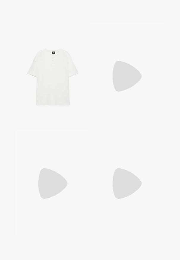 Hvid Henley t-shirt med korte ærmer, rund halsudskæring og fire hvide knapper på frontpladen.; Lysegrå denimjeans med en afslappet pasform, der har fem lommer, en standard linning og let falmning i hele stoffet.; Brune læder snørelæderbådssko med syede detaljer og tyk gummisål, set fra siden.; Ray-Ban solbriller med grønne linser, sorte plastikstel og gyldne detaljer ved kanterne. Firkantet form med mat finish.
