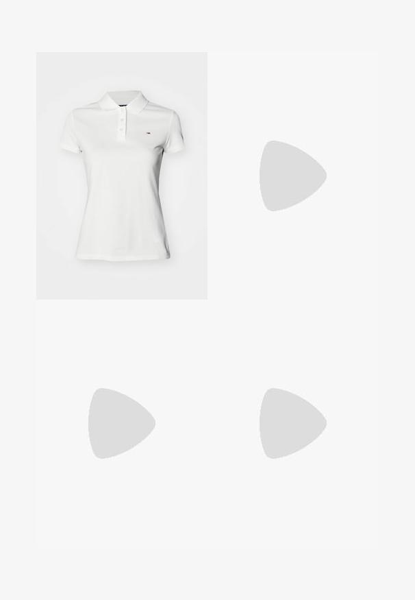 Weißes Polohemd mit kurzen Ärmeln, Kragen und drei Knöpfen, mit kleinem Tommy Hilfiger-Logo auf der linken Brust.; Hellbeiger Baumwollrock mit taillierter Passform, gefälteltem Design und geradem Saum, der eine glatte Textur aufweist und keine sichtbaren Beschläge hat.; Weißer Sneaker mit einem glatten, synthetischen Obermaterial, runder Zehenpartie und flachen Schnürsenkeln. Mit einem goldenen Logo an der Seite und einer strukturierten weißen Sohle.; Paar polierte silberne Creolen mit glatter, leicht gebogener Oberfläche und Schmetterlingsverschluss, auf weißem Hintergrund dargestellt.