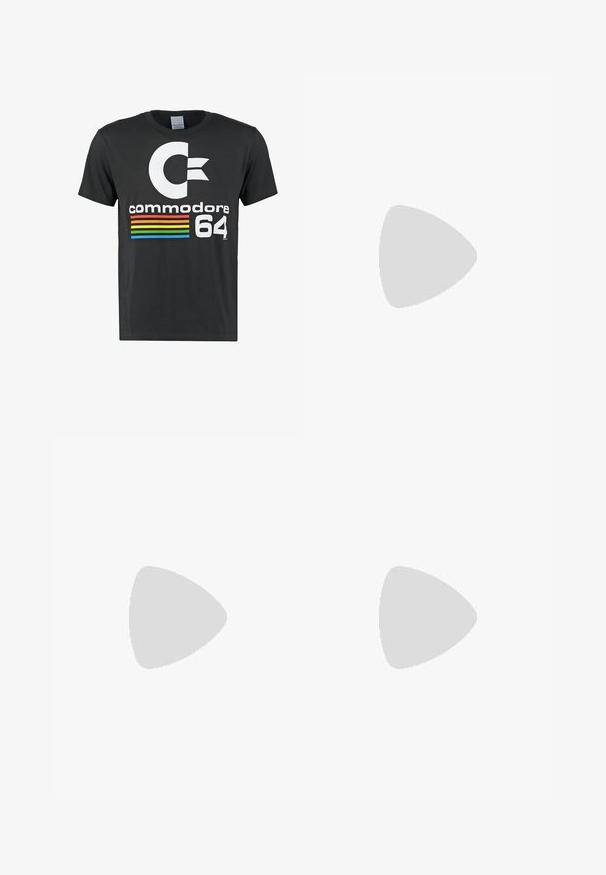 Camiseta de algodón negra que presenta un gran logo blanco con la letra "C", el texto "commodore 64" en blanco y franjas horizontales de colores del arcoíris debajo del logo.; Bermudas cargo de color verde oscuro fabricadas con tejido resistente, que cuentan con múltiples bolsillos laterales, un dobladillo con cordón y un acento de etiqueta roja.; Zapatilla Nike Air Force 1 de cuero blanco que presenta una puntera perforada, cordones planos y una suela de goma texturizada con la marca "AIR" en el lateral.; Gafas de sol Ray-Ban con lentes verdes, montura de plástico negro y acentos dorados en los bordes. Forma cuadrada con acabado mate.