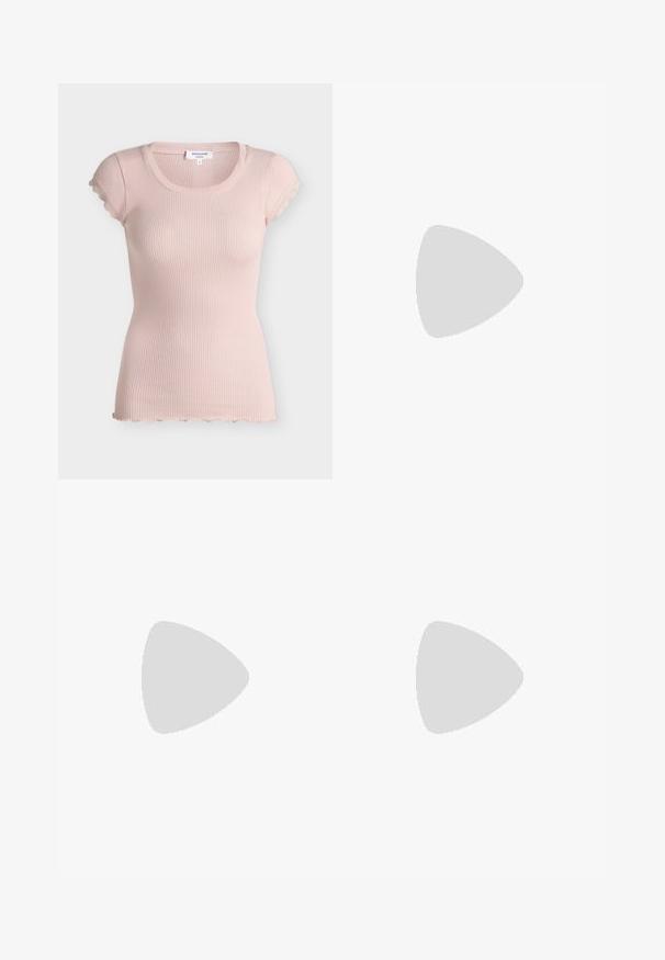 Vaaleanpunainen ribbineulottu lyhythihainen paita, jossa skaalattuja pitsireunoja hihoissa ja helmassa, pyöreä pääntie, koko small, merkki Rosemunde.; Mustat leveät housut, joissa on pikkuflareja, valmistettu sileästä kankaasta. Ominaisuuksina räätälöity vyötärö ja siistit linjat, sopivat muodollisiin tilaisuuksiin.; Mustat nahkaiset slingback-korkokengät terävällä kärjellä, leikkausaukkokuviolla ja säädettävällä remmillä, jossa metalliset yksityiskohdat.; Musta tikattu nahkainen clutch-laukku, jossa siiven tunnus, hopeinen ketjuhihna ja kaksinkertainen vetoketjuyksityiskohta yksinkertaisella valkoisella taustalla.