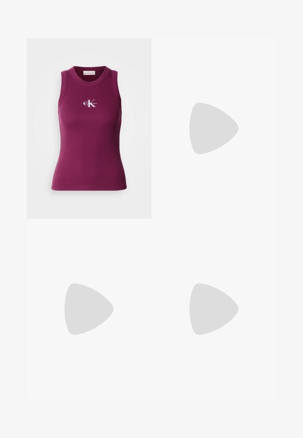 Geribd, mouwloos tanktop in donkerpaars met een ronde hals en een wit "Calvin Klein"-logo op de borst. Zachte stof met een aangesloten pasvorm.; Lichtblauwe flared jeans van denim met een hoge taille, vijf zakken en contrasterende stiksels langs de naden.; Zwarte leren balletschoenen met een spitse neus, platte zool en een kleine strap met een zilveren gespsluiting.; Rode leren schoudertas met gouden rits en verstelbare band, Calvin Klein-logo gecentreerd aan de voorkant.