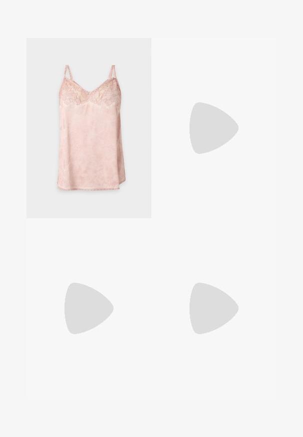 Lyserød satin camisole med blomsterblonde-detaljer på brystet og tynde justerbare skulderstropper, vist på en ensfarvet baggrund.; Beige paillet mini nederdel med lagdelt design, der har cirkulære pailletter og en blød elastisk talje for komfort og pasform.; Nude patenteret læder slingback hæl med spidse tæer, åben vamp og en tynd stiletto hæl. Har et cirkulært guldfarvet element på remmen.; Beige flettet håndtaske med tynd skulderrem og lille guld "BOSS" logo foran, vist mod en ensfarvet hvid baggrund.