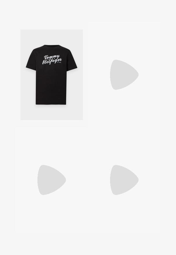 T-shirt noir à manches courtes avec col rond, texte blanc "Tommy Hilfiger EST. 1985" en police cursive centré sur la poitrine.; Pantalon formel gris foncé à coupe droite, passants de ceinture, plis à l’avant et fermeture par bouton à la taille.; Mocassin en cuir noir à texture lisse, bout pointu et bande décorative sur le cou-de-pied. Semelle légère, design minimaliste.; Ceinture en cuir marron avec boucle en métal argenté et petit emblème rectangulaire aux couleurs rouge, blanc et noir sur la boucle de ceinture.