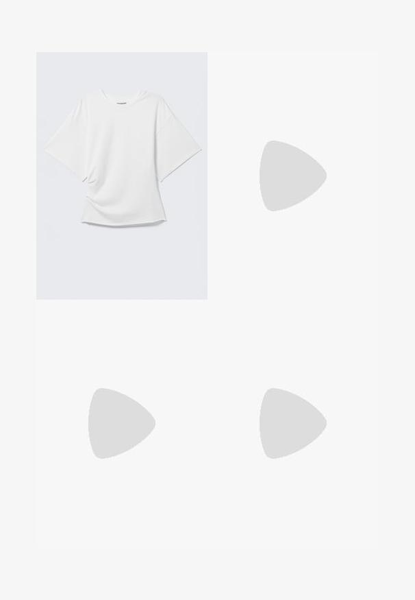 Wit oversized T-shirt met korte mouwen en ronde hals, weergegeven op een lichtgrijze achtergrond.; Zwarte broek met wijde pijpen en dunne witte krijtstrepen, met riemlussen, voorzakken en een onzichtbare voorsluiting.; Bruine suède enkellaars met zwarte gewatteerde kraag, gouden oogjes, vetersluiting aan de voorkant en een rubberen zool met een gestructureerd patroon.; Bruine suède hobo tas met een grote, gebogen opening en een brede schouderband. Heeft een centrale naad aan de voorkant. Glad van structuur.