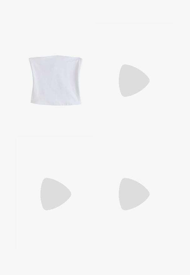 Schlichtes weißes trägerloses Tube-Top mit geradem Ausschnitt und figurbetonter Form, vor weißem Hintergrund gezeigt.; Jeans-Shorts mit hellen und dunklen blauen Einsätzen, vorne Knopf, Reißverschluss, Gürtelschlaufen, vordere und Münztaschen sowie ausgefranste Saumkanten.; Beige Flip-Flop-Sandale mit profilierter Sohle und bronzefarbenen, metallischen Y-förmigen Riemen vor schlichtem weißem Hintergrund.; Even&Odd Sonnenbrille - black