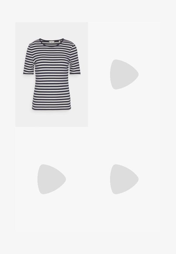 Marineblå og hvid stribet T-shirt, korte ærmer, rund halsudskæring, blødt bomuldsstof, med jævnt fordelte striber og en afslappet pasform.; Mørkeblå sweatpants med snoretræk i taljen, prydet med et hvidt broderet logo til venstre, lavet af blødt bomuldsstof.; Hvide lædersneakers med lavt design, flade snører, rund tå og strukturerede sider. Tyk gummisål med diskrete detaljer.; Sølvøreringe med et minimalistisk design. Cirkulær form, glat tekstur og tynd profil. Letvægtige med en poleret overflade.