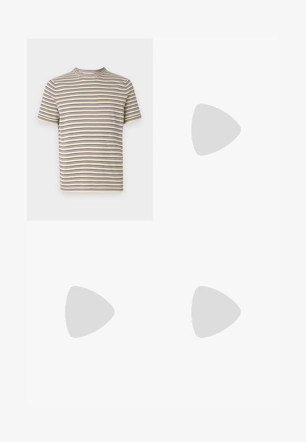 Kortærmet t-shirt med rund hals og tynde, vandrette striber i marineblå, gul, hvid og brun på en lys baggrund.; Brune bukser med lige ben, der har en enkelt forskydning foran, en knaplukning og en glat stofoverflade.; Lavprofil mørkebrune lædersneaker med sort gummisål, snørelukning foran og glat minimalistisk design på lys baggrund.; Mørkebrun textured læder crossbody taske med justerbar rem og lille dekorativ blå accent på siden.