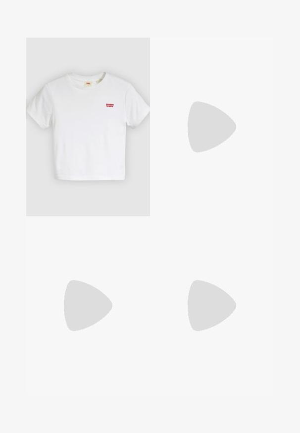 Witte T-shirt met korte mouwen en ronde hals met klein rood Levi's-logo op de linkerborst.; Lichtblauwe hoge taille slim-fit jeans met voor- en achterzakken, knoopsluiting en riemlussen op een witte achtergrond.; Enkele bruine suède cowboylaars met een gestapelde hak op grijze bestrating naast een beige betegelde muur.; Lichtbruine leren riem met een rechthoekige zilverkleurige metalen gesp en s.Oliver logo rechtsonder op de gesp.