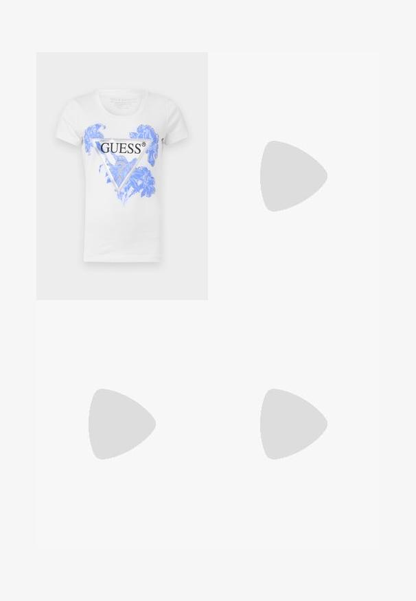 Camiseta blanca de manga corta con un diseño floral azul y un logotipo triangular negro de Guess en la parte delantera. Fabricada con una mezcla de algodón.; Pantalones de chándal beige con una textura suave, que presentan un diseño tapered, cintura elástica y paneles laterales estampados.; Zapatilla de lona blanca con suela gruesa y logotipo metálico triangular, mostrada flotando sobre suelo de tablones de madera y grava pequeña.; Pequeño bolso de hombro de cuero beige con una correa fina y cierre de cremallera, con un logo metálico discreto en el centro del frente.