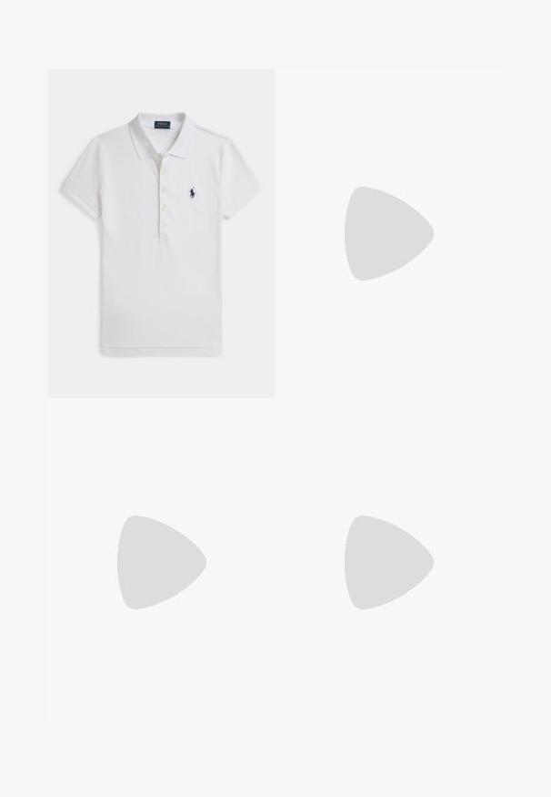 Polo blanc à manches courtes avec col, cinq boutons et petit logo joueur de polo marine sur la poitrine gauche.; Pantalon bleu marine à coupe droite avec passants de ceinture, fermeture à boutons devant et poches latérales sur fond blanc.; Chaussure plate slingback en daim noir à bout pointu, avec un petit talon et une bride réglable avec boucle dorée.; Sac à main en cuir texturé bleu foncé avec deux poignées et un petit logo rouge près du centre inférieur.