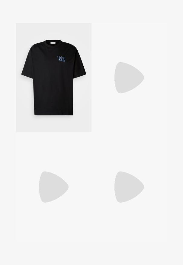 T-shirt en coton noir à coupe décontractée, avec des manches courtes et un logo "Calvin Klein" brodé en bleu sur la poitrine.; Jean en denim bleu clair avec une coupe droite, cinq poches et une fermeture à bouton. Détails de couture près des poches et de la taille.; Baskets blanches Calvin Klein avec semelle noire, panneaux en daim et en maille, logo CK sur le côté, et marque Calvin Klein sur le talon et la semelle.; Sac bandoulière compact en cuir noir texturé avec surpiqûres à l'avant et logo "Calvin Klein", doté d'une sangle d'épaule réglable.