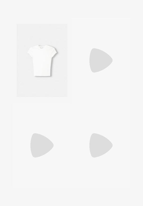 Weißes kurzärmliges T-Shirt aus weicher Baumwolle, mit Rundhalsausschnitt und figurbetonter Form. Keine sichtbaren Muster oder Verzierungen.; Weite dunkelblaue Denim-Jeans mit hoher Taille, ausgestattet mit fünf Taschen und einer klassischen Knopfschließe. Glatte Textur und gerader Schnitt.; Burgunderfarbene Leder-Slingback-Pumpe mit Krokodilleder-Textur, spitzem Zehenbereich, verstellbarem Riemen mit Schnalle und niedrigem Kitten-Absatz auf einem weißen Hintergrund.; Kleine schwarze glänzende Handtasche mit zwei langen Griffen und seitlichen Kordelzug-Details vor einfachem hellem Hintergrund.