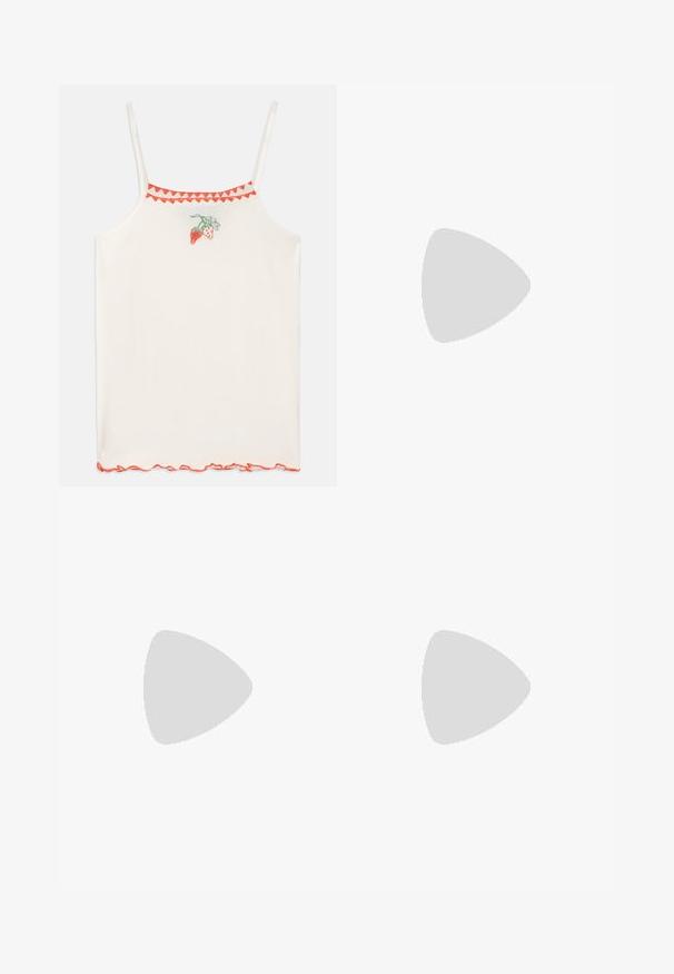Weiße Spaghettiträger-Bluse mit roten gestickten Erdbeeren und einem gewellten roten Saum am Ausschnitt und am Bund.; Dunkelblaue Schlagjeans aus Denim mit hoher Taille, normalen Taschen und leichter Ausbleichung des Stoffes.; Schwarze Wildleder- und Leder-Sneaker mit einem cremefarbenen Seiten-Swoosh und einer hellcremefarbenen Ferse. Ausgestattet mit beige Schnürsenkeln und einer Gummilaufsohle.; Dunkel bordeauxrote Leder-Schultertasche mit Klappenverschluss und einem schmalen verstellbaren Riemen, präsentiert auf einem schlichten hellen Hintergrund.
