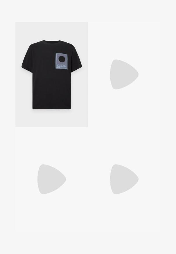 Zwart T-shirt van katoen met korte mouwen, voorzien van een borstzakgrafiek in blauw met verticale strepen en een cirkelvormig ontwerp.; Zwarte sportbroek met witte trekkoord, zijstrepen, voorzakken en een klein wit Champion-logo op de linkerdij.; Zwarte lage sneaker met gestructureerde panelen, veterlinten en "ck" logo aan de zijkant, zwevend boven een gepolijste betonnen vloer bij glasblokken.; Groene nylon heuprugzak met ritssluiting, verstelbare schouderband en gouden Calvin Klein-logo. Soepele textuur, lichtgewicht ontwerp.