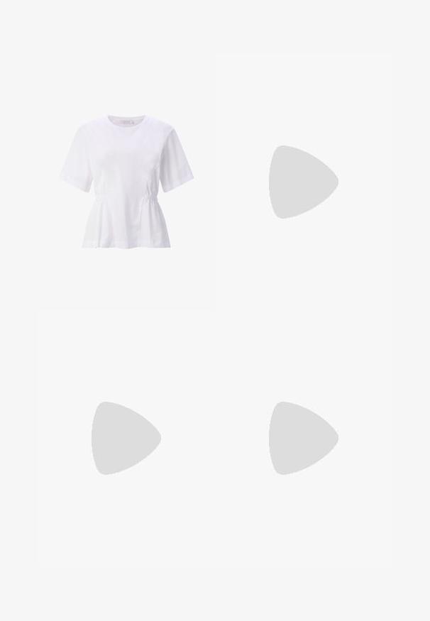 Witte blouse met korte mouwen, ronde hals en geplooide taille, iets uitlopend bij de zoom.; Denim wijde pijpen broek met een trekkoord in de taille, in een middelblauwe kleur, rechte snit en subtiele stikseldetails.; Zwarte open teen slide sandaal met lage hak en grote decoratieve stoffen strik bovenop, zijaanzicht op witte achtergrond.; Zwarte rechthoekige bril frames met dikke armen, met het label "PART TWO" in goud op de ene arm en "Made in China" in wit op de andere.