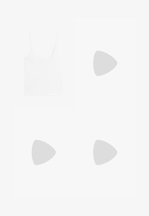 Witte mouwloze crop top met dunne schouderbandjes en een ronde halslijn, getoond tegen een effen achtergrond.; Witte jeans met hoge taille en wijde pijpen, voorzien van knoop- en ritssluiting, voor- en achterzakken, en zilverkleurige klinknageldetails.; Slide-sandaal met een lichte metallic bovenkant, kurken voetbed en een gestructureerde bruine rubberen zool. Gespdetail met logo-accent.; Cat-eye zonnebril met een zwart en oranje schildpadframe, bruine lenzen en slanke, puntige uiteinden. Bevat een minimalistisch logo op de poot.