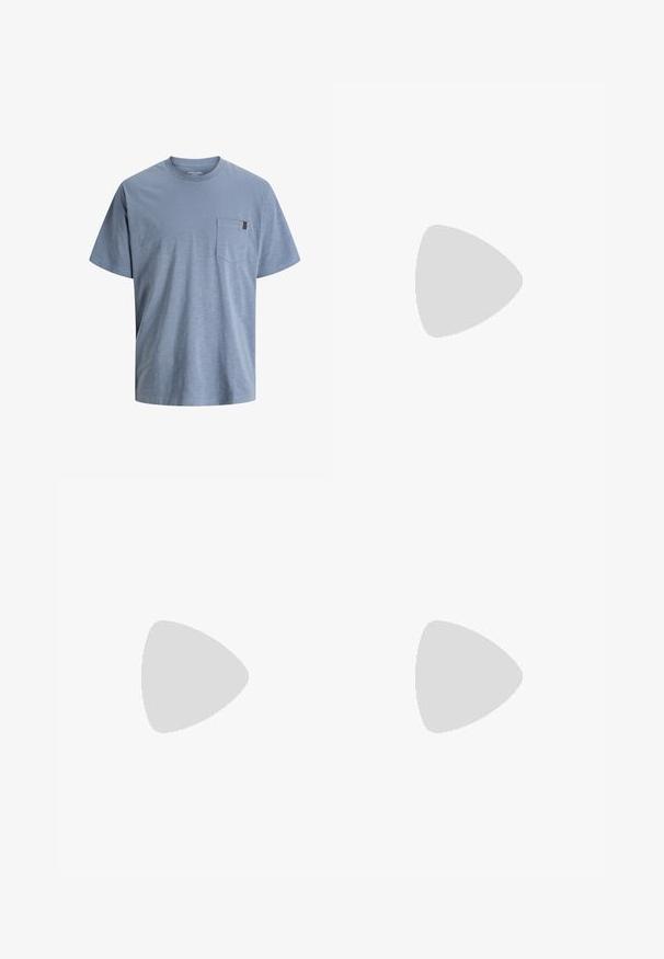 T-shirt en coton bleu avec col rond et manches courtes. Doté d'une poche plaquée sur la poitrine gauche et d'une finition texturée.; Jean en denim bleu clair avec une coupe droite, style traditionnel à cinq poches et décoloration subtile. Comprend une fermeture par bouton et des passants pour ceinture.; Baskets blanches avec des accents noirs et gris, présentant un embout texturé gris, une semelle en caoutchouc noir et des lacets plats blancs. Design épuré, style minimaliste.; Sac fourre-tout en tissu noir doux avec de larges anses et une fine bandoulière tressée noire et blanche.