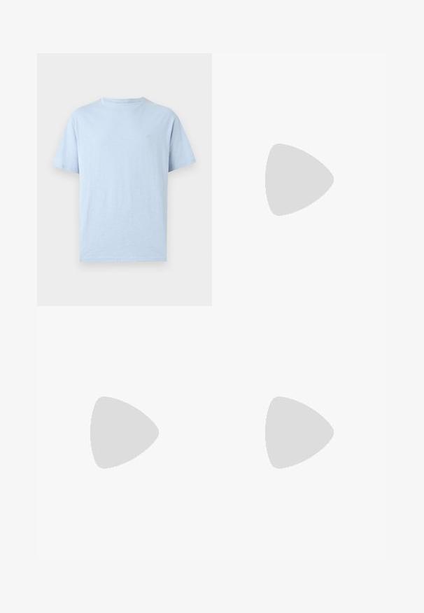 Camiseta azul claro de manga corta y cuello redondo con un pequeño logo bordado en el pecho izquierdo, mostrada sobre un fondo sencillo.; Jeans de mezclilla azul con corte recto, cinco bolsillos, cinturilla con pasadores para cinturón y costuras contrastantes a lo largo de las costuras.; Zapatilla blanca de piel con superficies texturizadas, cuello acolchado y amortiguación de aire visible en la suela. Presenta cordones y un diseño minimalista.; Bolsa de hombro de tela negra con exterior texturizado, correa ajustable y cierre de cordón. Presenta costuras llamativas y una etiqueta lateral.
