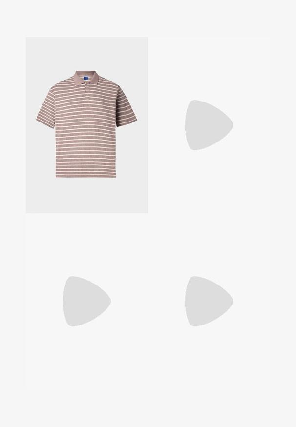 Gestreiftes Poloshirt in sanftem Rosa und Weiß, mit kurzen Ärmeln, Kragen und einer Knopfleiste mit drei Knöpfen, aus strukturiertem Stoff.; Helle blaue Jeansshorts mit geradem Schnitt, fünf Taschen und sichtbaren Nähten. Mit Knopfverschluss vorne.; Weiße Sneaker mit schwarz- und grau-aczenten, ausgestattet mit einer strukturierten grauen Zehenkappe, schwarzer Gummi-Sohle und flachen weißen Schnürsenkeln. Sauberes Design, minimalistische Stil.; Schwarze Nylon-Umhängetasche mit verstellbarem Riemen, flachem Design und seitlichem Etikett mit Logo. Glatte Textur und minimalistischer Stil.
