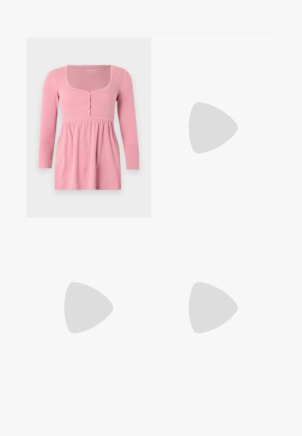 Lyserød, langærmet, ribstrikket top med firkantet udskæring, tre knapper ved brystet og detaljer med rynket talje.; Pink og koralfarvet lodretstribet knælængde nederdel med elastisk talje på en ensfarvet baggrund.; Balletflade med spids tå, lavet af vævet beige materiale, med en fleksibel sål og en glat kant.; Vinrød læderhåndtaske med halvmåneform, lynlås og aftagelig rem. Glat tekstur med en subtil glans.