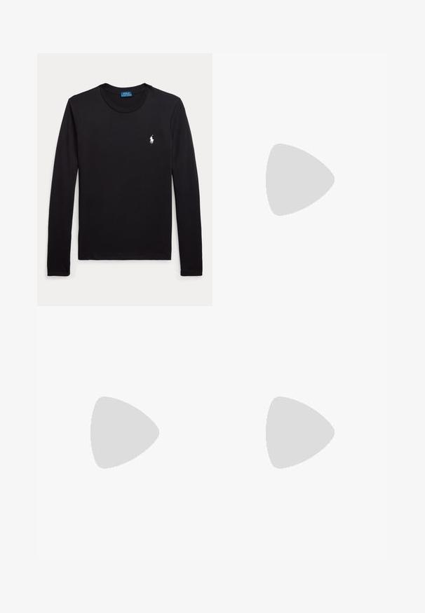 Musta pitkähihainen pyöreäkauluspaita, jossa vasemmassa rinnassa pieni valkoinen Polo Ralph Lauren -hevosen logo.; Vaaleanbeige leveälahkeiset housut, joissa on nappikiinnitys. Housuissa on sileä pinta ja taitteet. Taskujen alaosat on käännetty yksityiskohtien lisäämiseksi.; Musta nahkainen ballerinatyyppinen kenkä, jossa on terävä kärki, kapea siluetti ja pieni nauhakoriste edessä. Sileä pinta ja minimalistinen muotoilu.; Henkilö pukeutuneena harmaaseen palmikkoneulepaitaan ja mustiin housuihin, pidellen pientä mustaa nahkalaukkua hopeanvärisellä solkiosalla.