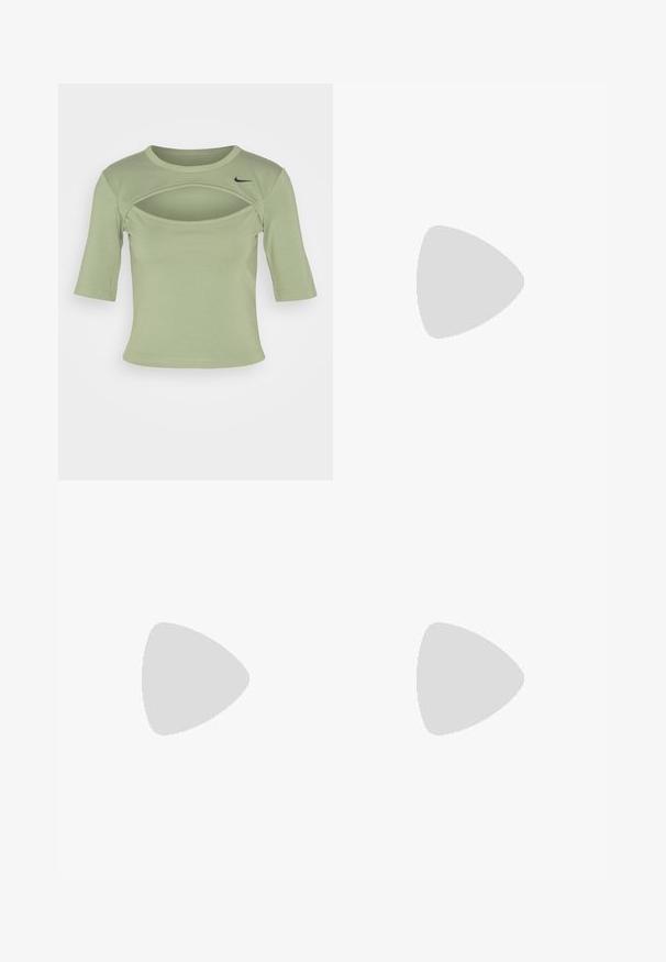 Nike Sportswear CUTOUT - Tričko s potlačou - oil green/black; Svetlo béžové široké nohavice vyrobené z krčenej látky, s elastickým pásom na šnúrku a bočnými vreckami.; Tenisky Nike P-6000 s vrchným materiálom z jemnej šedej sieťoviny, čiernymi akcentmi a odolnou čiernou gumovou podrážkou. Obsahujú jemný dizajn a systém šnurovania.; Strieborné kruhové náušnice s minimalistickým dizajnom. Cirkulárny tvar, hladký povrch a tenký profil. Ľahké s lesklým povrchom.