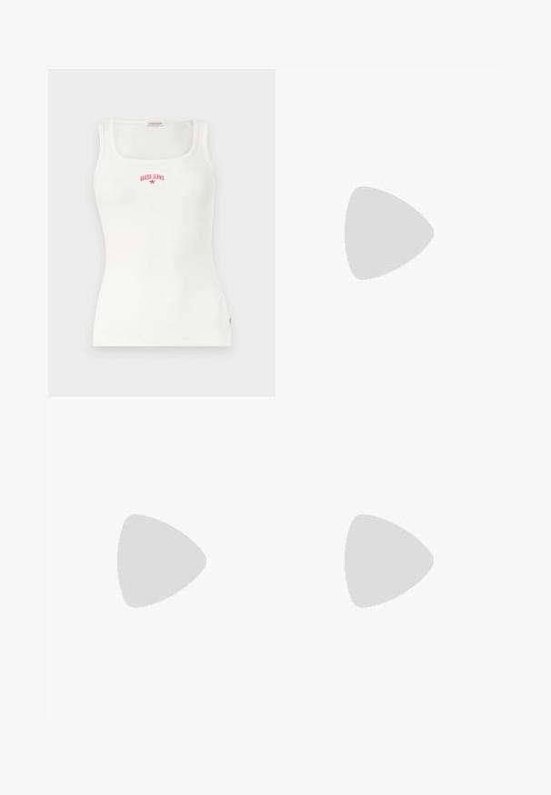 Witte geribbelde mouwloze tanktop met een vierkante halslijn en rode tekst "GUESS JEANS" en sterrenlogo op de borst.; Donkerblauwe wijde jeans van denim, met een hoge taille, rechte snit, vijf zakken en contrasterende stiksels.; Zwarte leren slingback pump met een spitse neus, een hak van 10 cm en een horizontale riem met een wit logo over de wreef.; Oorringen in goudkleur met een gladde, glanzende afwerking. Afgeronde, langwerpige vorm die moderne elegantie toevoegt. Afmetingen niet gespecificeerd.