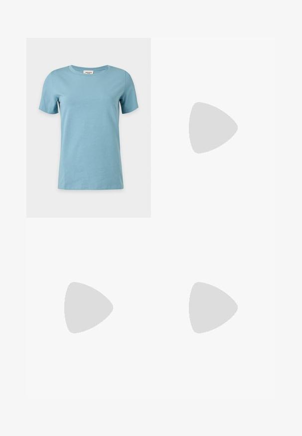 T-shirt bleu clair à manches courtes et col rond avec un design simple et uni, présenté sur fond blanc.; Pantalons beiges à jambe droite en tissu mélangé coton, avec une taille mi-haute, des poches avant et une texture subtile à la surface.; Chaussure plate en daim marron avec bout arrondi et petit talon, vue de profil sur fond clair uni.; Sac à main en cuir beige avec des accents dorés, deux poches à rabat à l'avant et une sangle ajustable et fine. Texture lisse avec une forme structurée.