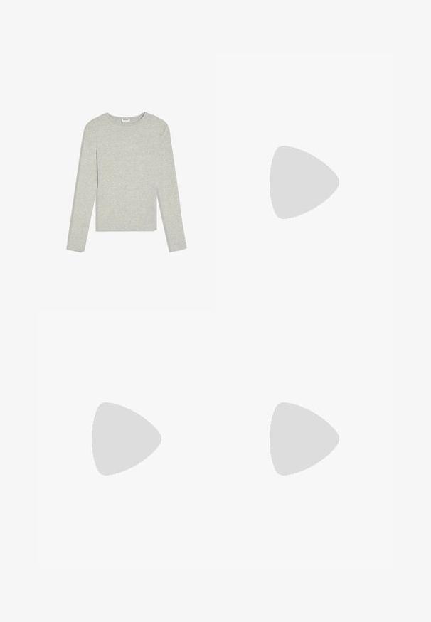 Hellgraues Langarmshirt mit Rundhalsausschnitt, schlanker Passform und ohne sichtbare Muster oder Logos, flach auf einem weißen Hintergrund liegend.; Schwarze Jeans aus Denim mit geradem Bein, ausgestattet mit Fronttaschen, einem Knopfleistenverschluss und subtilen Verfärbungen im Stoff.; Weißer Sneaker mit schwarzen Streifen und Gummisohle schwebt über Betontreppen im sanften Tageslicht.; Schwarze rechteckige Brille mit klaren Gläsern, abgerundeten Kanten und seitlichen Akzenten, mit glänzender Oberfläche des Rahmens und der Bügel.