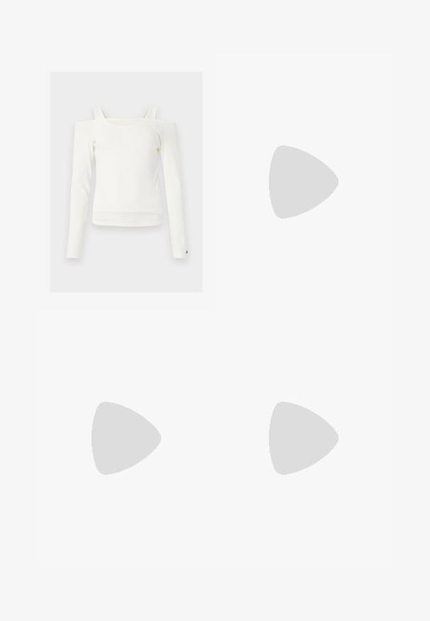 Hvid langærmet cold shoulder-top med tynde skulderstropper og lige udskæring, vist mod en lys baggrund.; Lysblå vid bukser med høj talje, lavet af denimstof. Har en lukning med knap og lynlås samt forlommer.; Sort mule med spids tå og slank hæl placeret på en skinnende, metallisk sølv polstret overflade.; Sort håndtaske med tekstureret overflade, dobbelte firkantede håndtag og en aftagelig skulderrem. Udstyret med guldfarvet hardware og logodetalje.