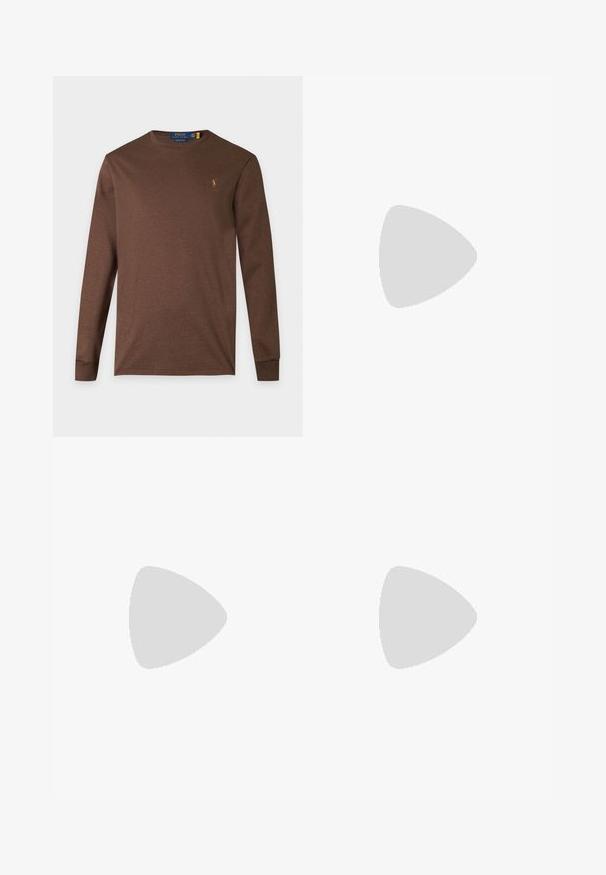 Καφέ μακρυμάνικο πουκάμισο Polo Ralph Lauren με στρογγυλή λαιμόκοψη και μικρό κεντητό λογότυπο στο αριστερό στήθος.; Λευκά τζιν σε στενή γραμμή με πέντε τσέπες, κούμπωμα με κουμπί και θηλιές για ζώνη, παρουσιάζονται επίπεδα σε λευκό φόντο.; Καστανό καστόρινο loafer με ραμμένες λεπτομέρειες και μικρό κεντητό λογότυπο αλόγου στο πλάι, με χαμηλό ξύλινο τακούνι και σχέδιο που φοριέται χωρίς κορδόνια.; Μαύρη δερμάτινη ζώνη με ασημένια οβάλ αγκράφα, ραμμένα άκρα και ανάγλυφο μικρό λογότυπο κοντά στην μυτερή άκρη, ελισσόμενη σε λευκό φόντο.