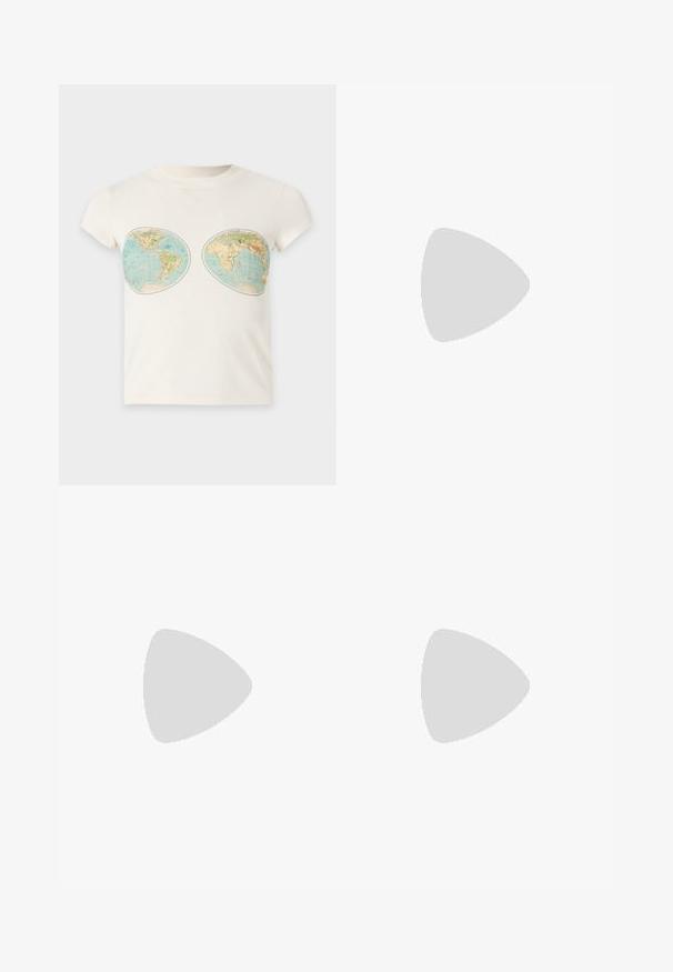 Weißes T-Shirt mit kurzen Ärmeln und zwei Vintage-Weltkarten-Prints im Brustbereich.; Schwarzer Midirock aus einem glatten Stoff, mit einem taillierten Bund, gerader Silhouette und seitlichen Schlitzen für mehr Bewegungsfreiheit.; Filippa K REY FLATS - Klassischer Ballerina - bright red; Schwarze Leder-Tote mit strukturiertem Finish, ausgestattet mit zwei langen Griffen und einem Verschlussdetail in goldfarbener Optik an der Vorderseite.