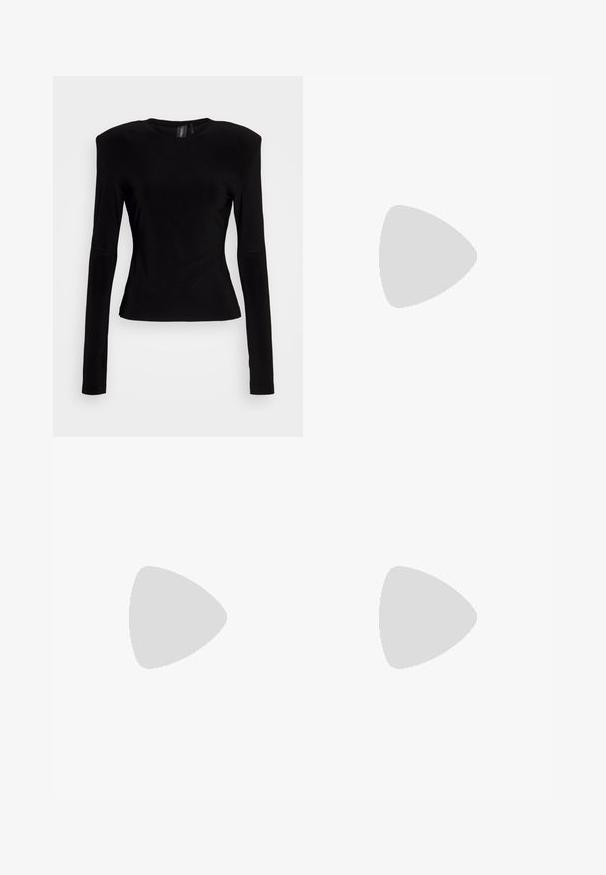 Norma Kamali SHOULDER PAD LONG SLEEVE CREW  - Longsleeve - black; Zwarte rok van zachte, vloeiende stof; heeft een brede, gedrapeerde tailleband met een strik en geplooide details voor een luchtige vorm.; Bata Laarzen met sleehak - nero; Zwarte leren handtas met een geplooid ontwerp, een enkele schouderband, zilverkleurige metalen omlijsting en twee grote ronde zilveren sluitingen.