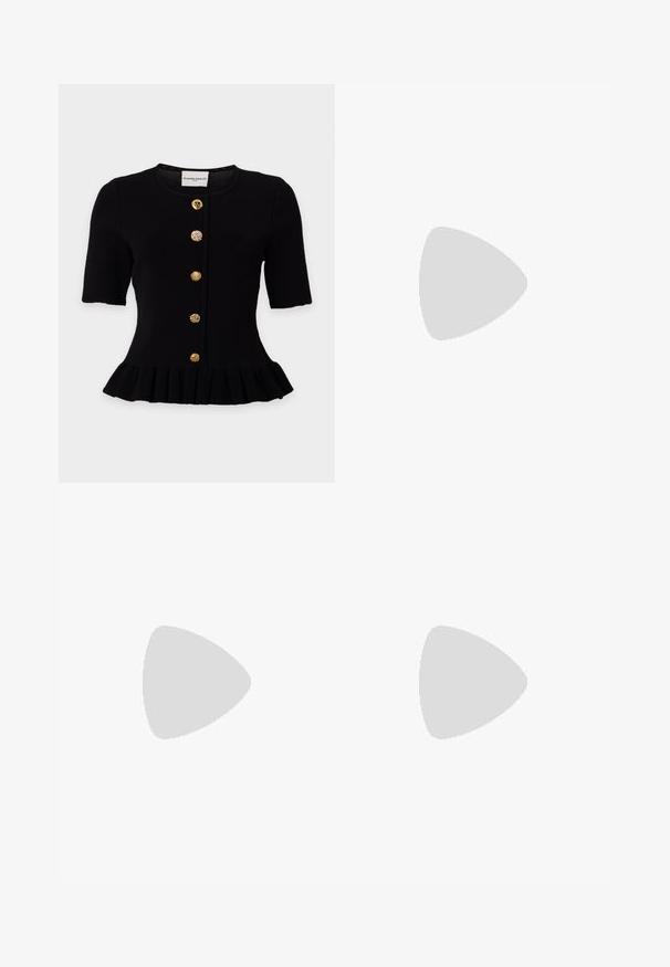 Cardigan noir à manches courtes avec encolure ronde, boutons décoratifs dorés sur le devant et détail plissé à l’ourlet.; Jupe midi couleur crème avec taille froncée et bordure en dentelle festonnée en haut et en bas sur fond blanc.; Ballerine en cuir verni noir avec un bout carré, sangle de cheville avec des détails en métal argenté et semelle plate. Texture lisse avec un design minimaliste.; Sac à main en cuir noir avec une forme courbée, une longue bandoulière réglable et des franges de chaque côté sur un fond clair.