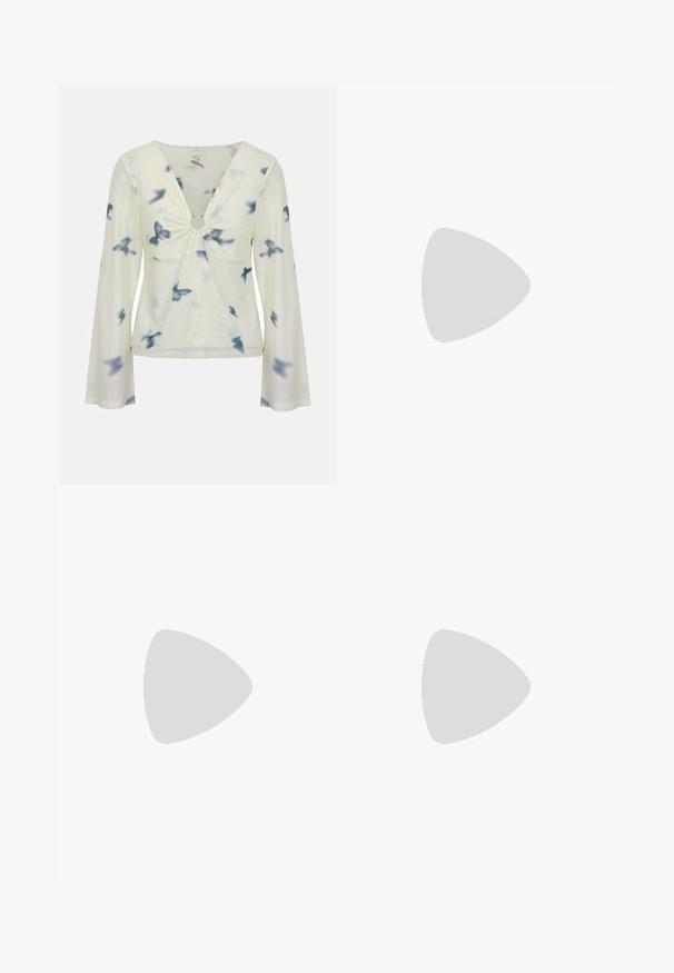 Hvid langærmet bluse med blå sommerfugleprint, dyb v-hals og en central ringdetalje, der samler stoffet ved brystet.; Brune og beige houndstooth-mønstrede shorts med bælte i taljen og rene linjer, skræddersyet struktur og glat stofstruktur.; Lysebrune ballet flats med en glat læderoverflade, mandelformet tå og elastisk rem over vristen, med diskrete syninger.; Beige skuldertaske formet som en halvmåne med justerbar sort rem og sort rektangulært mærke foran med lille hvid tekst.