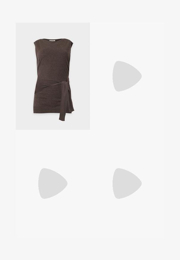 Ärmelloses, dunkelbraunes Stricktop mit rundem Ausschnitt und seitlichem Bindeband an der Taille vor neutralem Hintergrund.; Hellblaue Jeans aus Denim mit geradem Bein, fünf Taschen und subtilen Ausbleichungen. Verfügt über einen Knopfverschluss und Gürtelschlaufen.; Brauner Ledersandale mit flacher schwarzer Sohle und breitem Riemen über dem Fuß, seitlich auf weißem Hintergrund dargestellt.; Bordeauxrote Lederhandtasche mit rechteckiger Form, goldfarbenen Metallelementen, Reißverschluss und dünnem Schulterriemen. Glatte Oberfläche.