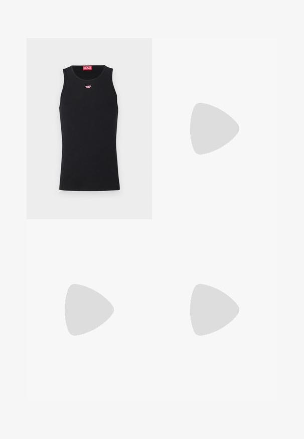 Débardeur noir sans manches Diesel avec petit logo rouge et blanc sur la poitrine et étiquette rouge Diesel à l'intérieur du col.; Shorts en coton noir avec une taille élastique, dotés de poches latérales et d'un logo DIESEL blanc et rouge audacieux sur la jambe gauche.; Baskets Diesel noires et grises avec semelle épaisse, système de laçage à bascule et design texturé sur fond gris clair uni.; Ceinture noire Diesel avec grand texte logo blanc, boucle rectangulaire en argent, et détail de boucle métallique brandée, enroulée sur un fond clair.