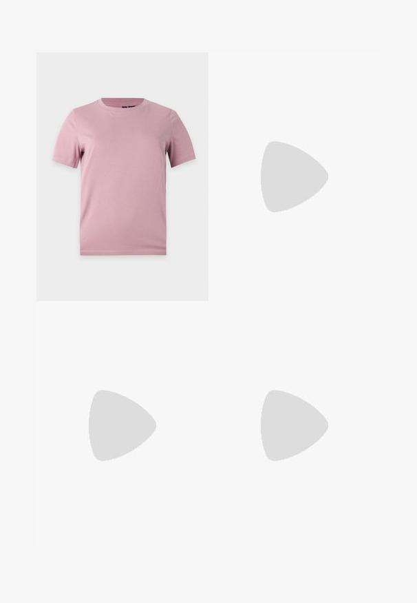 T-shirt uni en coton rose pâle à manches courtes avec col rond, présenté sur un fond plat gris clair.; Jean en denim bleu clair taille haute, jambes larges, bouton devant, fermeture éclair, et design classique à cinq poches.; Jambes portant des leggings côtelés foncés associés à des ballerines noires avec de petits détails en nœud sur fond blanc.; Petit sac à main noir brillant avec deux longues anses et des détails à cordon sur les côtés sur un fond clair uni.