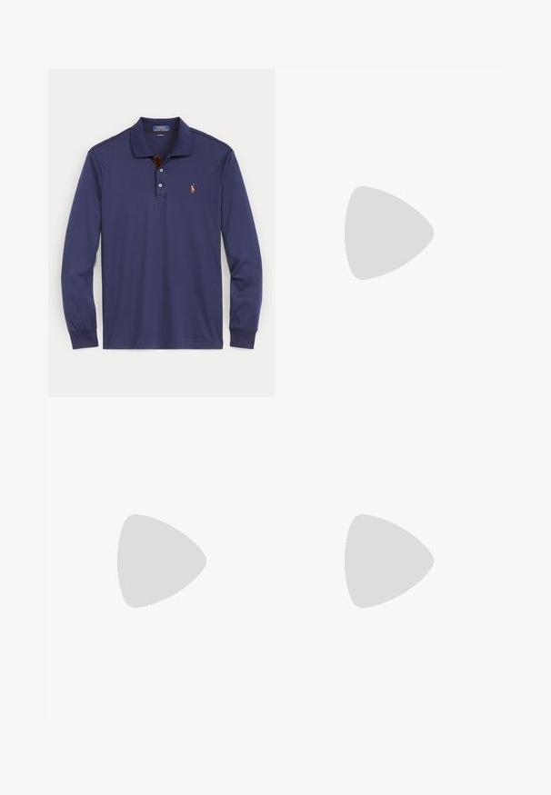 Μακρυμάνικη μπλούζα Polo Ralph Lauren σε ναυτικό μπλε χρώμα με γιακά, δύο κουμπιά και κεντητό λογότυπο αλόγου στο αριστερό στήθος.; Άσπρα βαμβακερά chinos με επίπεδη μπροστινή όψη, θηλιές για ζώνη, πλαϊνές τσέπες και λεία υφή, με μπλε εσωτερική ζώνη μέσης.; Καφέ σουέντ αθλητικά παπούτσια με λευκά κορδόνια, φορεμένα με μπεζ ριγωτές κάλτσες και ανοιχτό καφέ παντελόνια.; Καφέ δερμάτινη ζώνη με ορθογώνια χρυσή αγκράφα που απεικονίζει ανάγλυφο παίκτη πόλο πάνω σε άλογο που κρατά μπαλάκι.