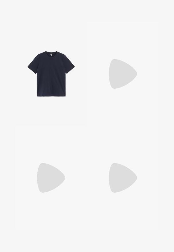 T-shirt uni bleu marine foncé à manches courtes et col rond, posé à plat sur un fond blanc.; Jean large en denim bleu foncé avec poches avant, passants pour ceinture, fermeture à boutons et coutures visibles sur fond blanc.; Ballerine en textile beige avec une bordure noire. Affiche un bout arrondi et un petit nœud en accent sur le devant. Semelle basse.; Sac à main en cuir verni marron de forme rectangulaire, avec deux longues poignées et des accents courbés subtils à l'avant.