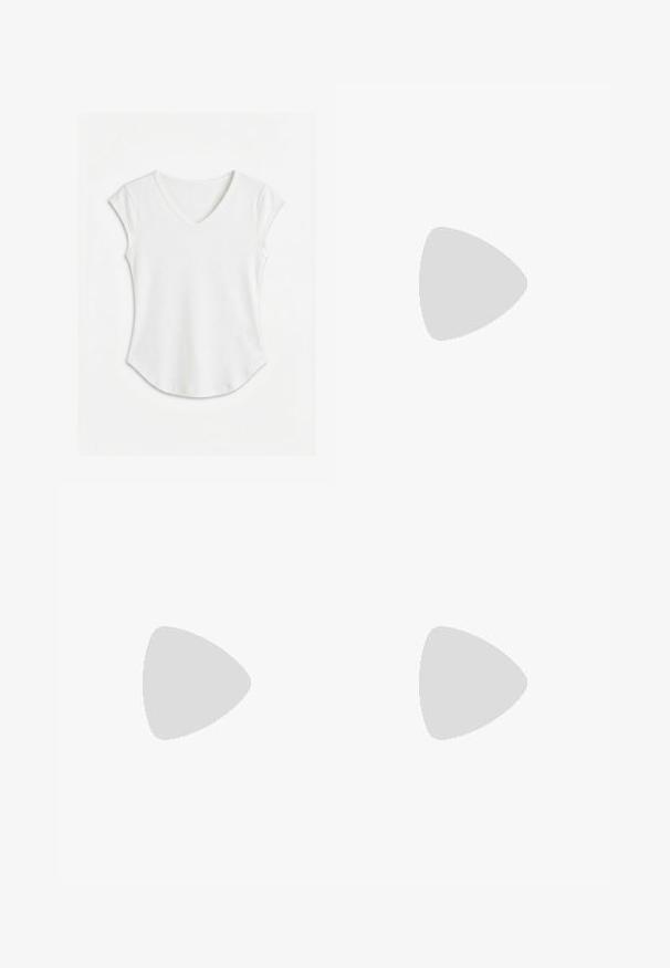Weißes, geripptes Kurzarmshirt mit V-Ausschnitt und abgerundetem Saum, flach auf einem schlichten weißen Hintergrund ausgelegt.; Weiße, schmale Jeans aus Jeansstoff, mit einem Vorderknopfverschluss, fünf Taschen und einer glatten Textur des Stoffes.; Beige Sandale mit Absatz, niedriger, ausgestellter Ferse und Riemen im Zehensteg-Design vor weißem Hintergrund.; Schwarze Schultertasche aus Kunstleder mit Kroko-Prägung, rechteckige Form, glänzende Textur, mit dünnem verstellbarem Riemen und einer vorderen Klappe als Verschluss.