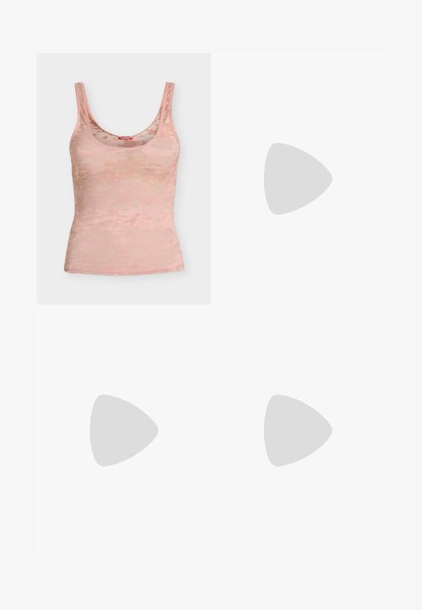 Débardeur en dentelle rose clair avec larges bretelles, encolure dégagée, motif floral subtil et petit logo Diesel au centre de la poitrine.; Jean flare en denim bleu clair avec une finition délavée, présentant des passants de ceinture, deux poches avant et deux poches arrière avec des accents de couture.; Talons en cuir verni noir avec un bout pointu, des sangles de cheville ajustables et un talon fin. Texture lisse avec une finition brillante.; Sac à main en similicuir noir avec une forme incurvée unique, une poignée courte et un détail de logo argenté sur le devant. Texture lisse, design minimaliste.