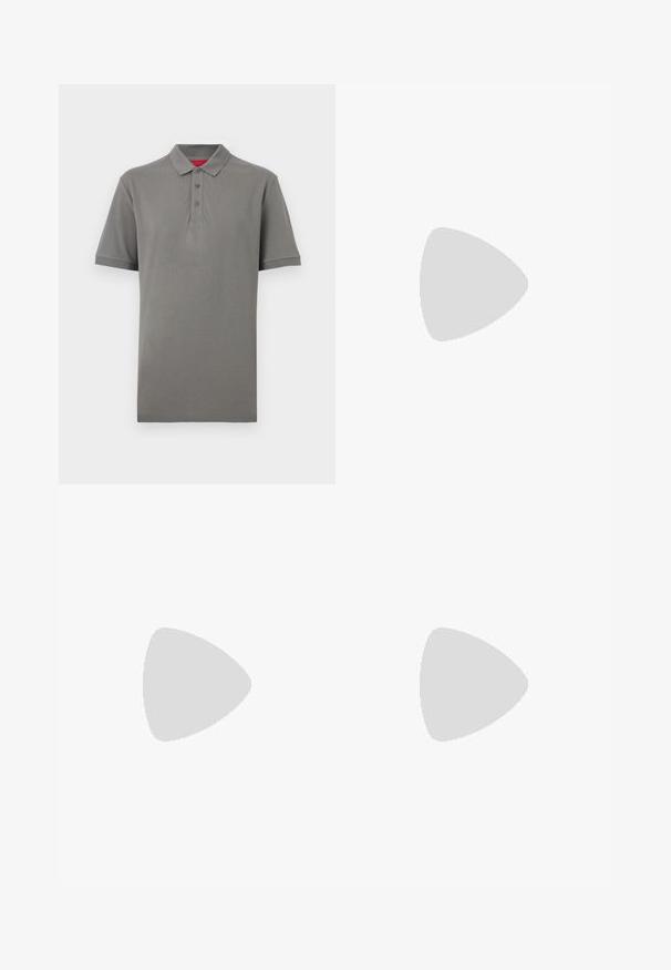 Graues kurzärmeliges Poloshirt mit Kragen und drei Knöpfen, mit kleinem "HUGO"-Logo auf der linken Brust.; Blaue gerade geschnittene Denim-Jeans mit fünf Taschen, Gürtelschlaufen und Knopfverschluss, präsentiert vor einem schlichten weißen Hintergrund.; Schwarz-weißer Lederloafer mit genähten Details, niedrigem Absatz und einem Slip-On-Design, seitlich auf neutralem Hintergrund gezeigt.; Schwarze Aktentasche aus strukturiertem Leder mit zwei Griffen und einem abnehmbaren Schultergurt, ausgestattet mit einem silbernen Reißverschluss und Metallbeschlägen.