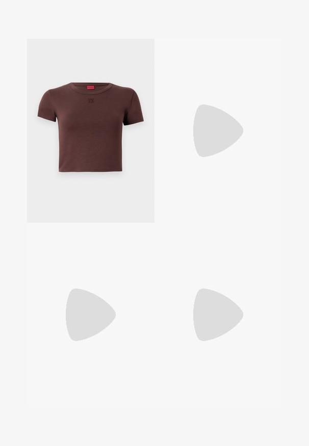 Brun bomulds cropped t-shirt med korte ærmer, rund halsudskæring og "HU 60" logo i en lysere nuance på fronten. Glat tekstur.; Camo-mønstrede denim nederdel i mørkegrøn og sort, med høj talje, fire lommer og metalliske accenter. Mellemlang og lige snit.; Sort læder slingback-hæl med spids tå og broderede detaljer samt en lav kitten-heel, der har en polstret sløjfe og en sølvfarvet trekantsdetalje.; Guldtonede hjerteformede øreringe med en glat, poleret finish. Har et hængseldesign for nemt brug og en iøjnefaldende spænde.