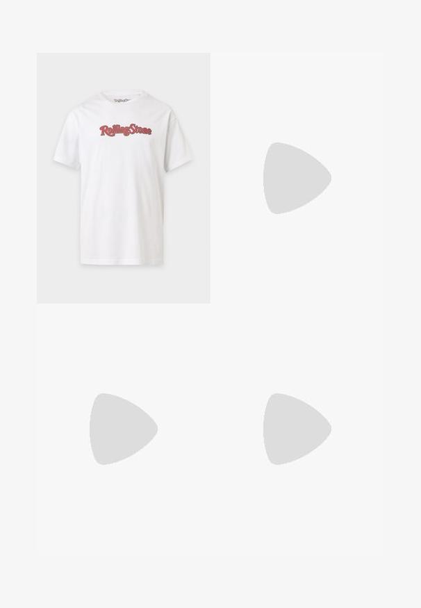 Weißes T-Shirt mit kurzen Ärmeln und rotem sowie schwarzem "Rolling Stone" Textlogo, zentriert auf der Brust.; Beige gerade geschnittene Hose aus leichtem Stoff mit Knopfverschluss, ausgestattet mit frontalen Taschen und sauberer Naht.; Schwarze Lederloafers mit glatter Oberfläche, ausgestattet mit einem dekorativen Riemen und Kontrastnähten, kombiniert mit beigen Hosen.; Schwarze rechteckige Sonnenbrille mit dicken Rahmen und dunkel getönten Gläsern, schräg auf weißem Hintergrund.