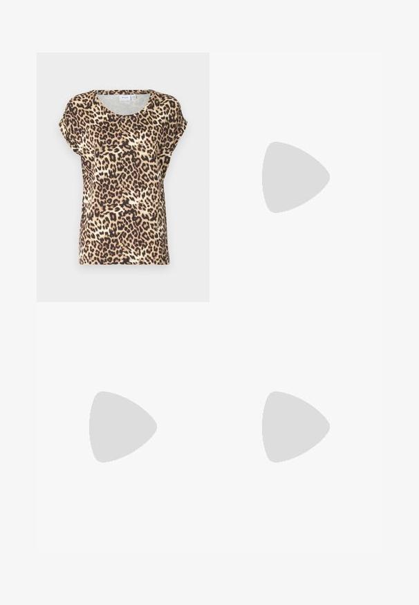 Leopardmønster kortærmet top i beige og brun, med en rund halsudskæring og afslappet pasform. Stoffet ser glat og let ud.; Løleopardprint lang nederdel lavet af glat stof. Tan base med sorte og brune pletter. Udsvingende design med en lige kant.; Sorte læder flade sko med spidse tæer, prydet med en metallisk spænde over vristen og en lav, fleksibel sål.; Sort læderhåndtaske med en glat tekstur. Har en justerbar stropp og et enkelt, minimalistisk design med lynlås.