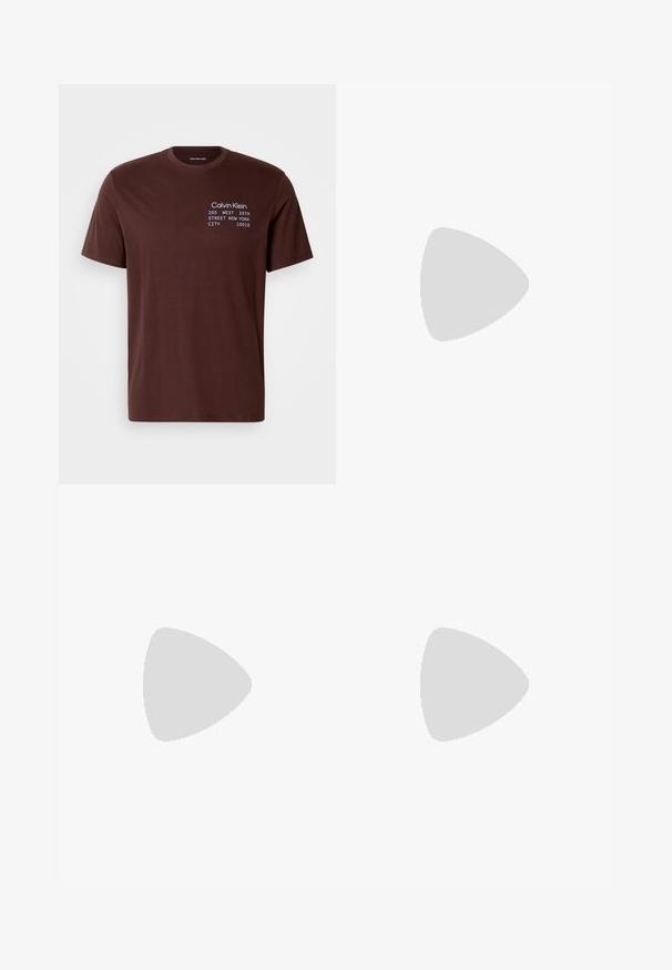 Braunes Baumwoll-T-Shirt mit kurzen Ärmeln, Rundhalsausschnitt und bedrucktem Text in Weiß und Hellblau. Der Text enthält Marken- und Adressinformationen.; Beige Cargo-Shorts mit elastischem Bund, Knopfverschluss, zwei Seitentaschen und zusätzlichen Taschen an den Oberschenkeln. Leichter Stoff.; Weißer Sneaker aus Wildleder und Stoffmaterialien. Verfügt über einen schwarzen Fersenauschnitt, Schnürdesign und ein kleines schwarzes Logo an der Seite.; Kompakte olivgrüne Umhängetasche mit Vordertasche, schwarzem verstellbarem Riemen, Reißverschluss und Calvin Klein Logo-Plakette.