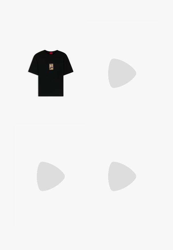 Camiseta negra de manga corta con un pequeño parche beige en el pecho que presenta una serpiente enroscada y el texto "HUGO 1993".; Pantalones formales de hombre negros, ajustados, con presillas para cinturón, frente plano y piernas rectas sobre un fondo blanco.; Mocasín de cuero negro para hombre con empeine grabado en relieve de cocodrilo y tacón bajo, mostrado de perfil sobre un fondo neutro.; Cinturón de cuero negro con una hebilla de metal plateada y acentos de costura roja, que presenta una textura suave y mate, y un diseño clásico.